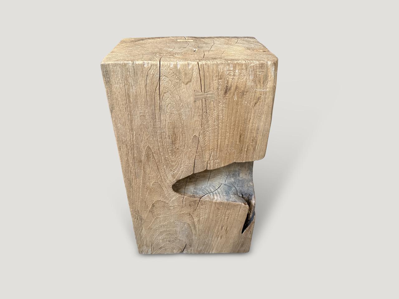 XXIe siècle et contemporain Andrianna Shamaris Table d'appoint ou piédestal sculptural en bois de teck en vente