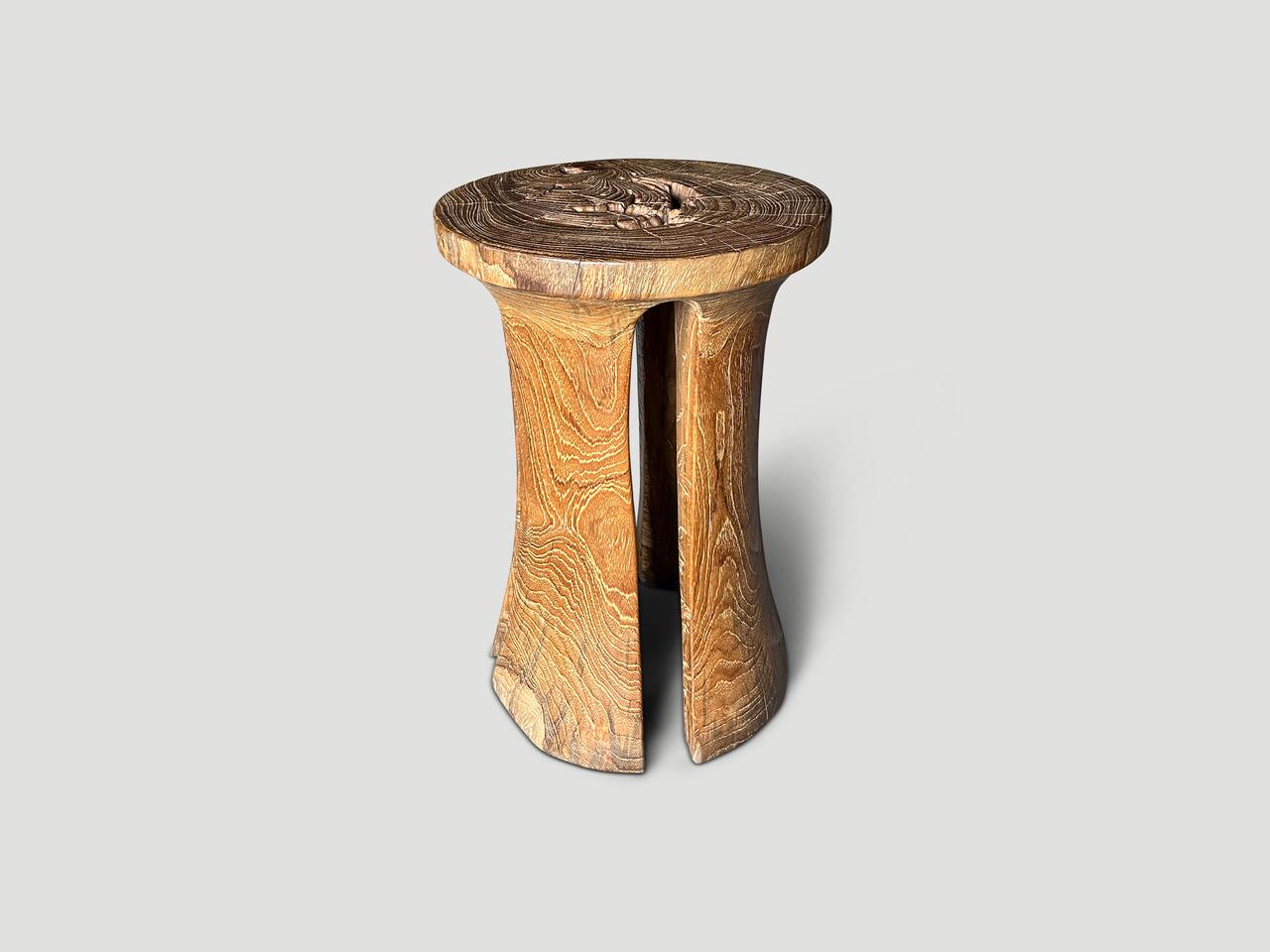 XXIe siècle et contemporain Andrianna Shamaris Table d'appoint ou piédestal sculptural en bois de teck en vente