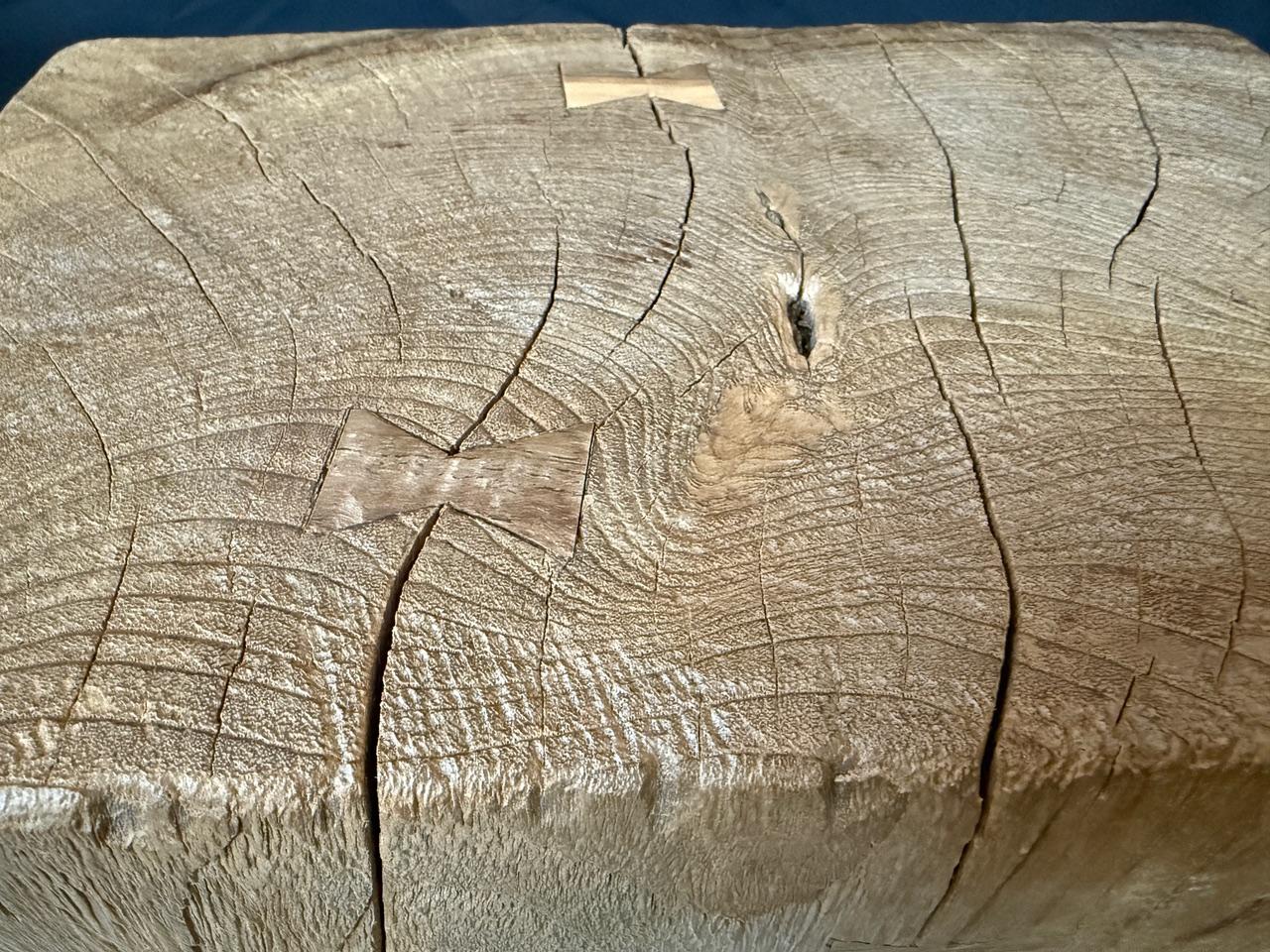 Bois Andrianna Shamaris Table d'appoint ou piédestal sculptural en bois de teck en vente