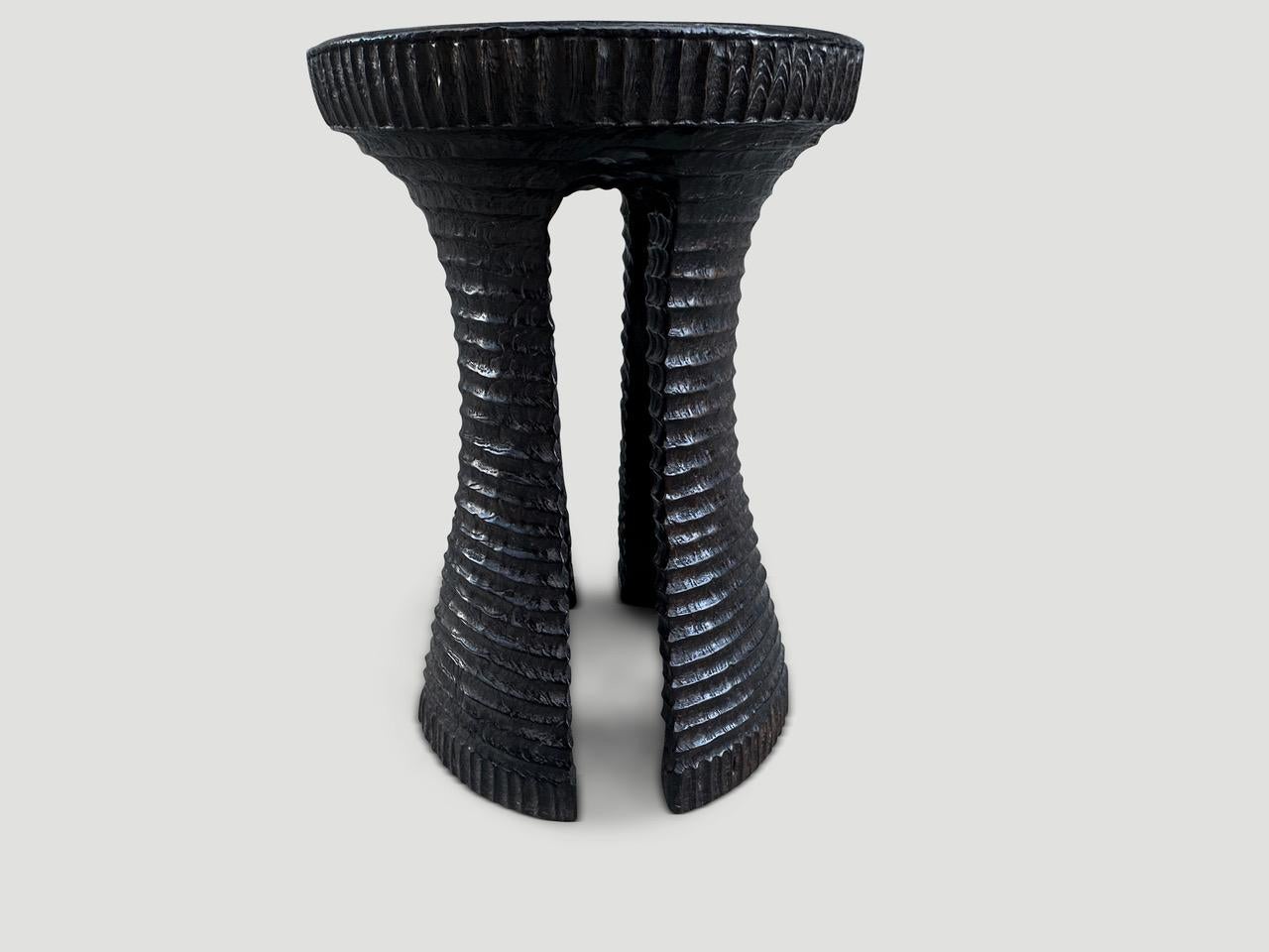 Un mortier centenaire en bois de teck, utilisé à l'origine pour moudre le riz, est reconverti en une table d'appoint ou un tabouret sculptural. Fait partie de la Collection Siècle Couture, présentant notre sculpture minimaliste unique. Nous avons