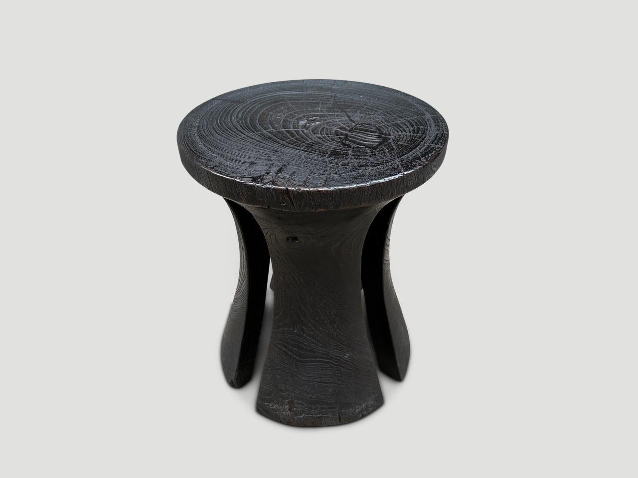Un mortier centenaire en bois de teck, utilisé à l'origine pour moudre le riz, est réutilisé pour fabriquer cette table d'appoint ou ce tabouret minimaliste. Nous l'avons d'abord retourné et lissé sur toute sa longueur, puis nous avons ajouté des