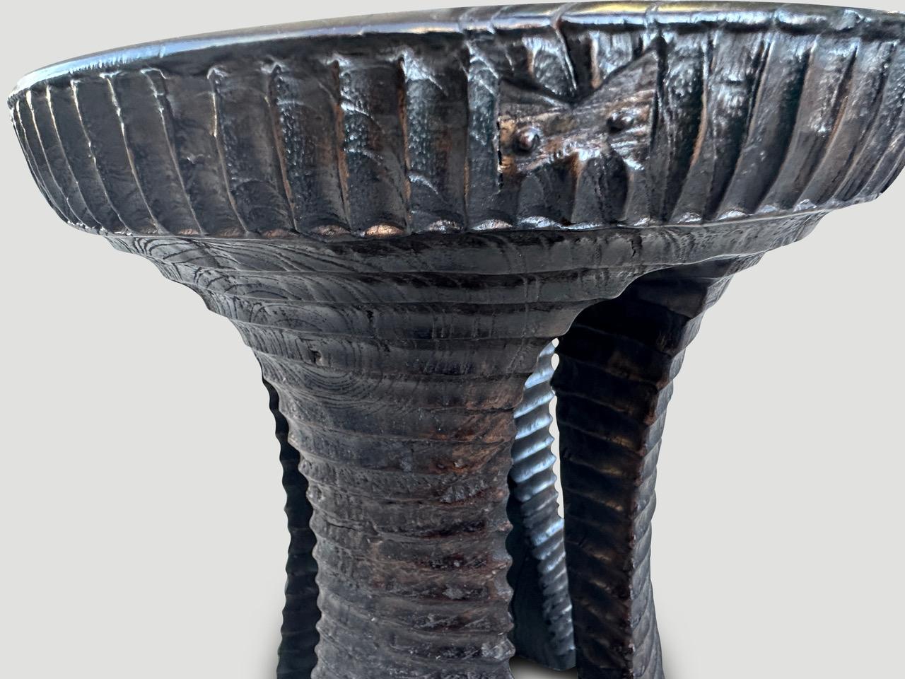 Mid-Century Modern Table d'appoint ou tabouret sculptural en bois de teck Andrianna Shamaris en vente