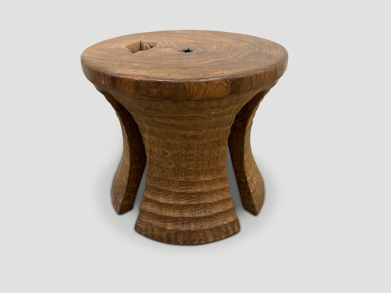 Table d'appoint ou tabouret sculptural en bois de teck Andrianna Shamaris Excellent état - En vente à New York, NY
