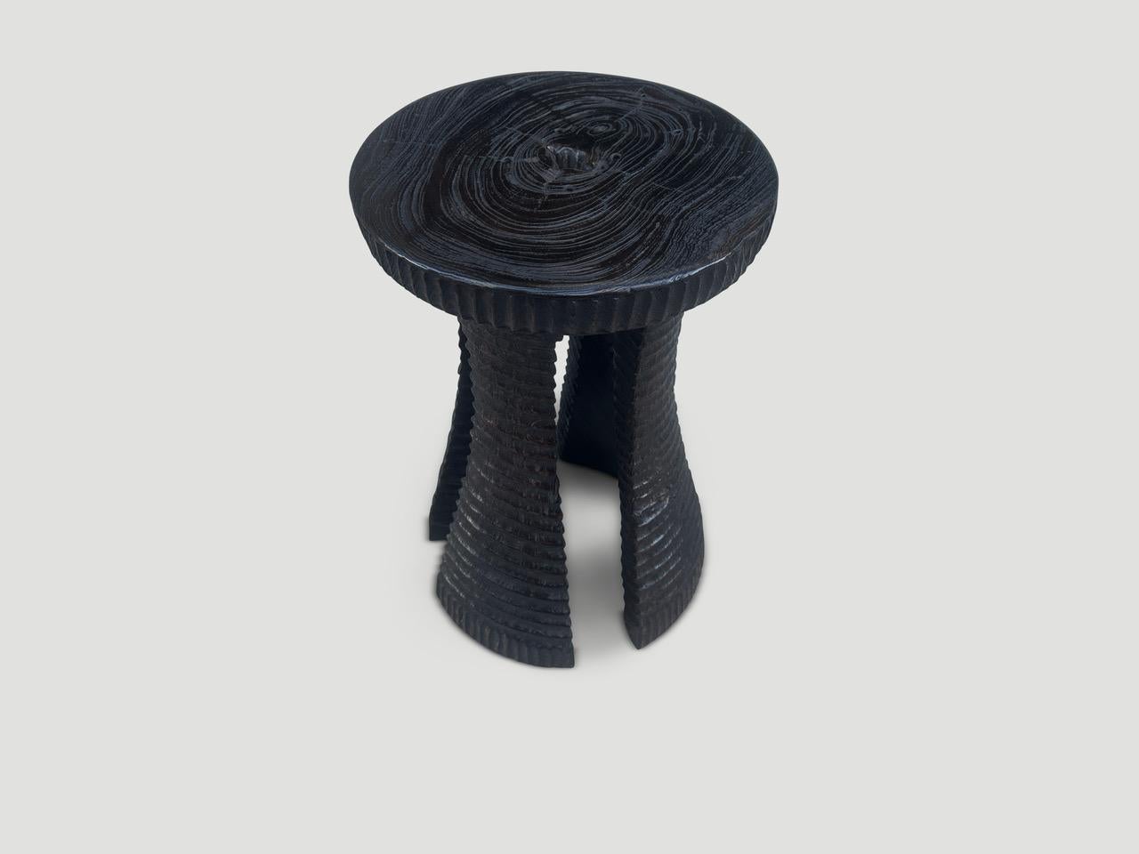 Table d'appoint ou tabouret sculptural en bois de teck Andrianna Shamaris Excellent état - En vente à New York, NY