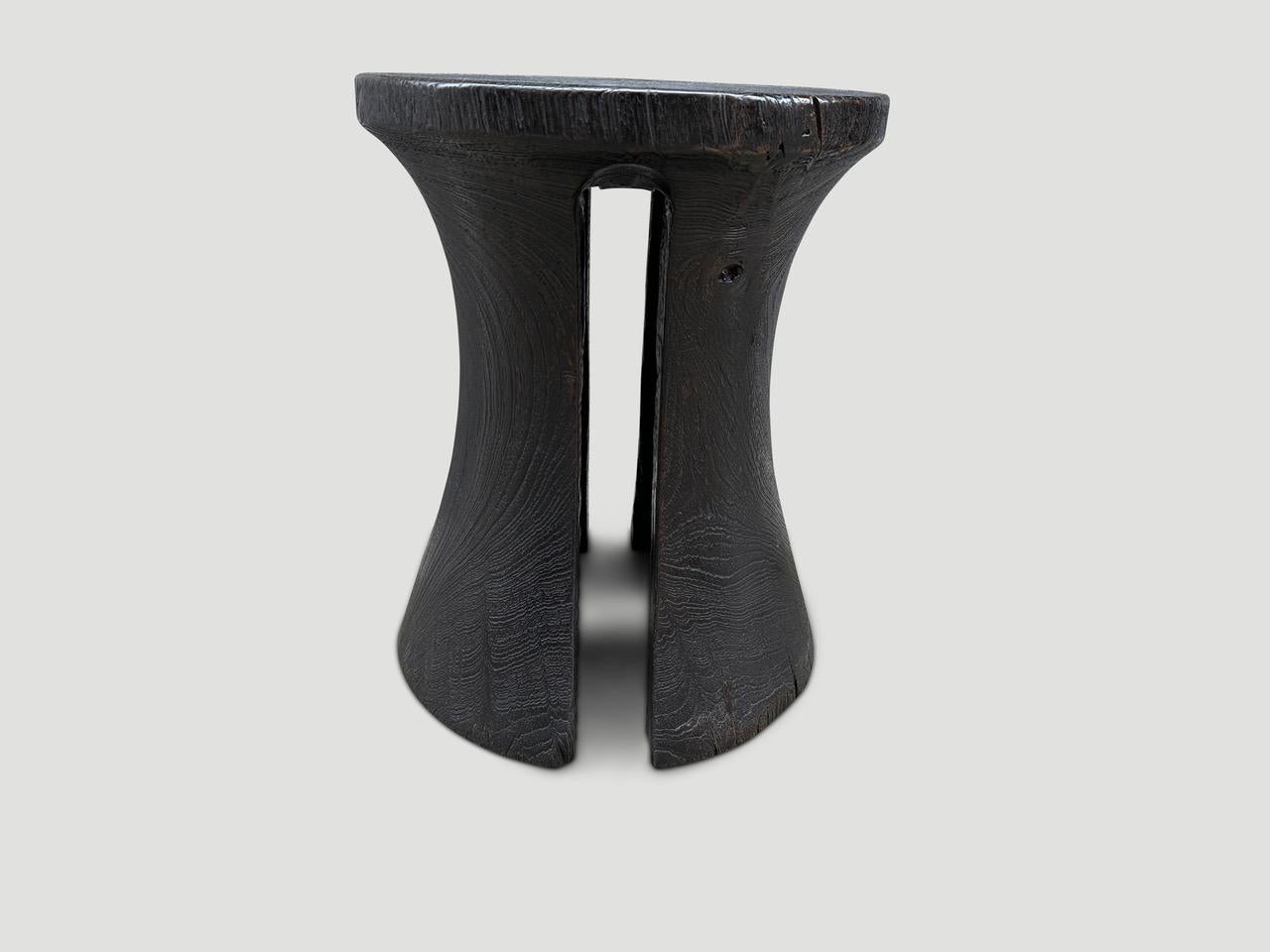 Table d'appoint ou tabouret sculptural en bois de teck Andrianna Shamaris Bon état - En vente à New York, NY