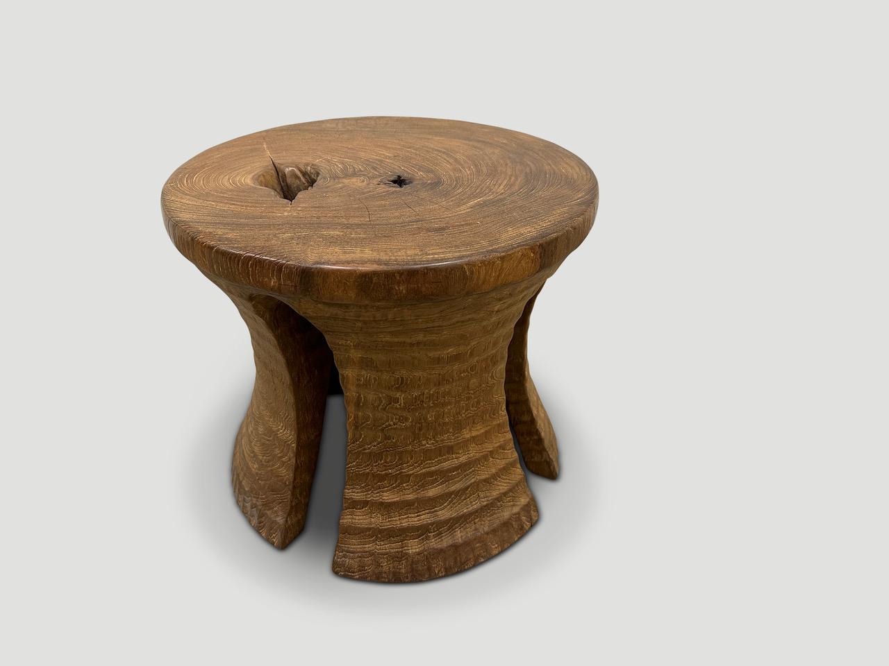 XXIe siècle et contemporain Table d'appoint ou tabouret sculptural en bois de teck Andrianna Shamaris en vente