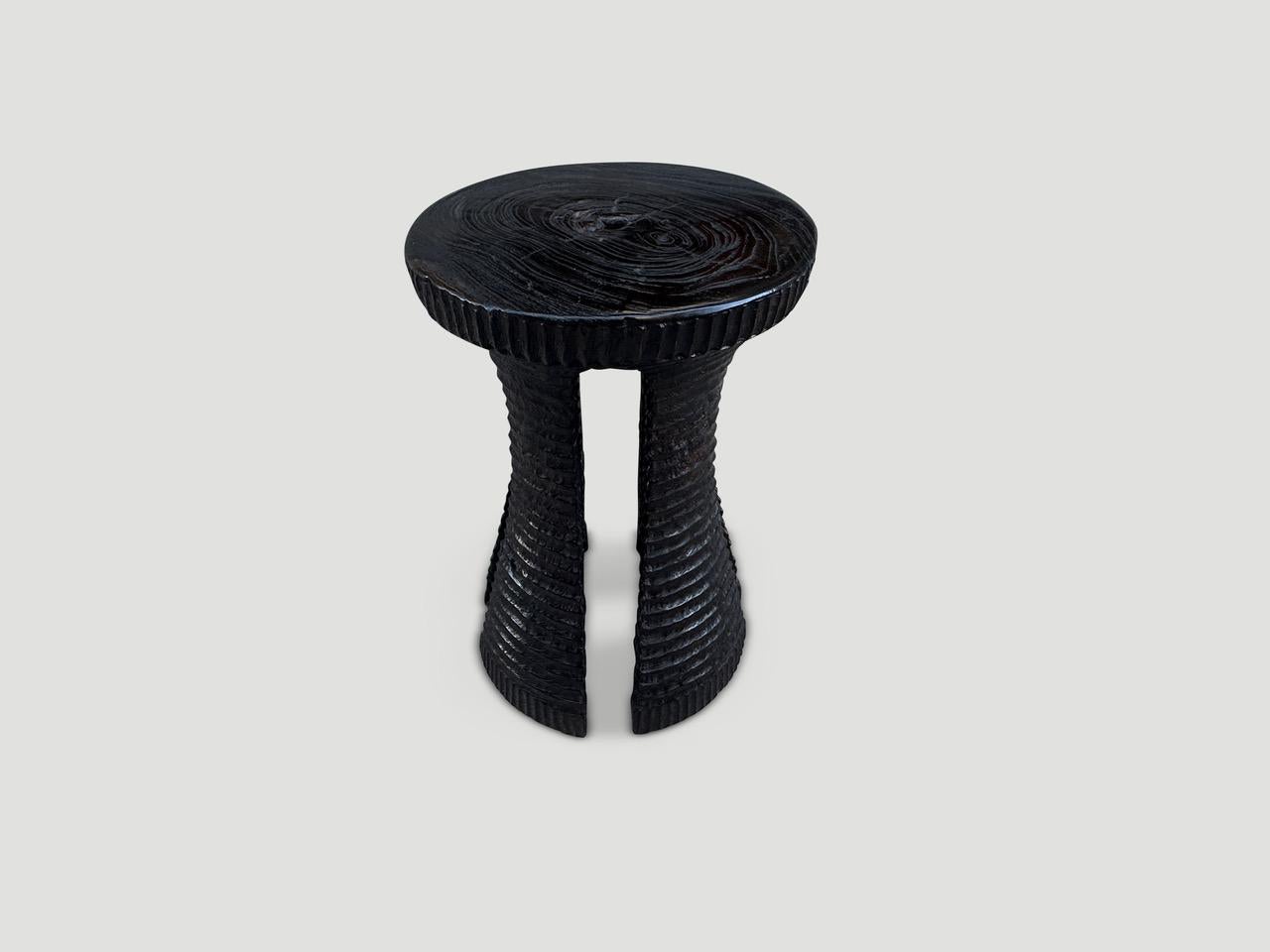 XXIe siècle et contemporain Table d'appoint ou tabouret sculptural en bois de teck Andrianna Shamaris en vente