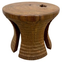 Table d'appoint ou tabouret sculptural en bois de teck Andrianna Shamaris