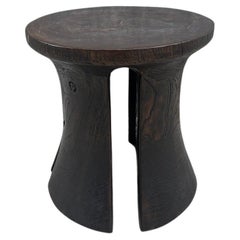 Table d'appoint ou tabouret sculptural en bois de teck Andrianna Shamaris 
