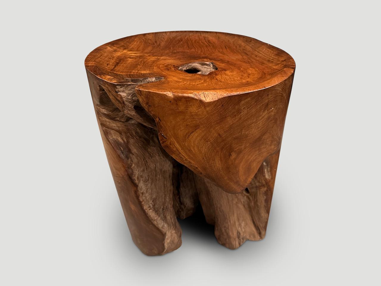 Table d'appoint en teck recyclé de forme organique naturelle. Nous avons sculpté à la main la partie supérieure en forme de plateau et poli le teck vieilli avec une huile naturelle révélant le magnifique grain du bois. Les parties intérieures sont