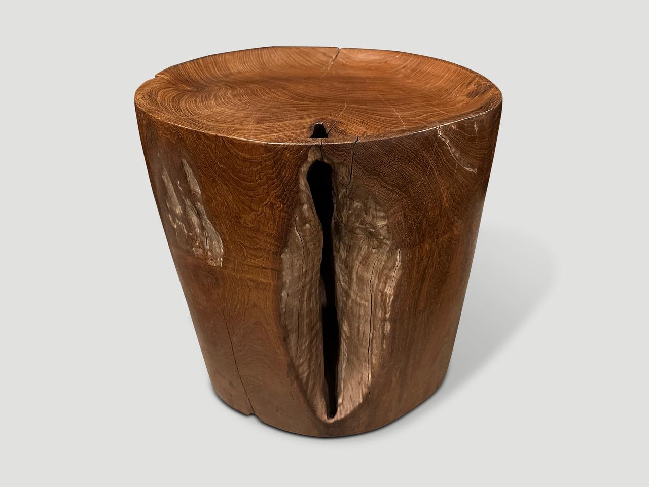 Table d'appoint en teck recyclé de forme organique naturelle. Nous avons sculpté à la main la partie supérieure en forme de plateau et poli le teck vieilli avec une huile naturelle révélant le magnifique grain du bois. Les parties intérieures sont