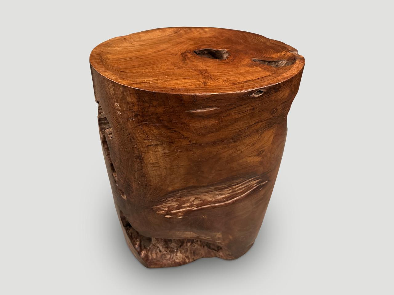 XXIe siècle et contemporain Table d'appoint sculpturale à plateau en bois de teck Andrianna Shamaris en vente