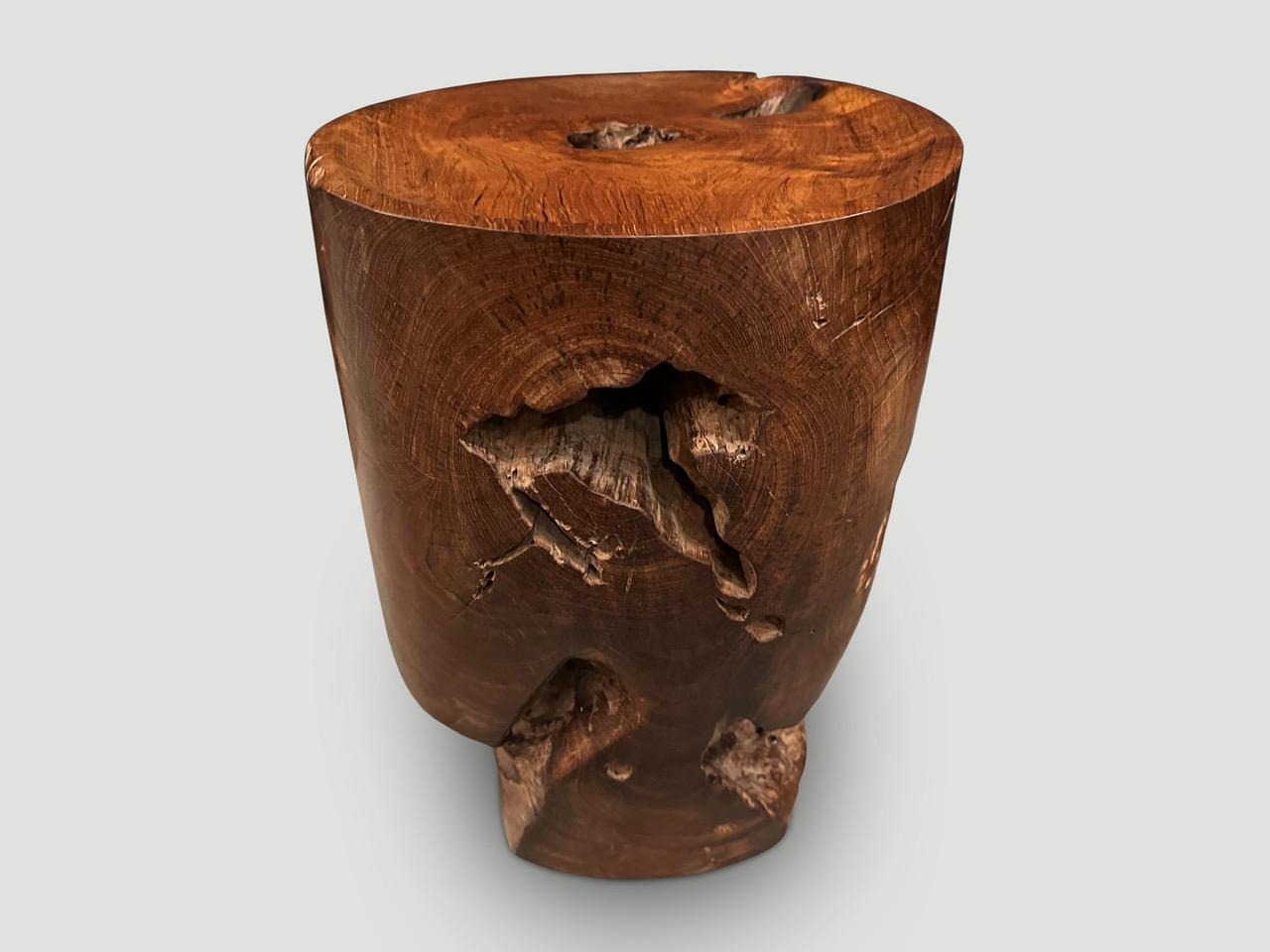 Bois Table d'appoint sculpturale à plateau en bois de teck Andrianna Shamaris en vente