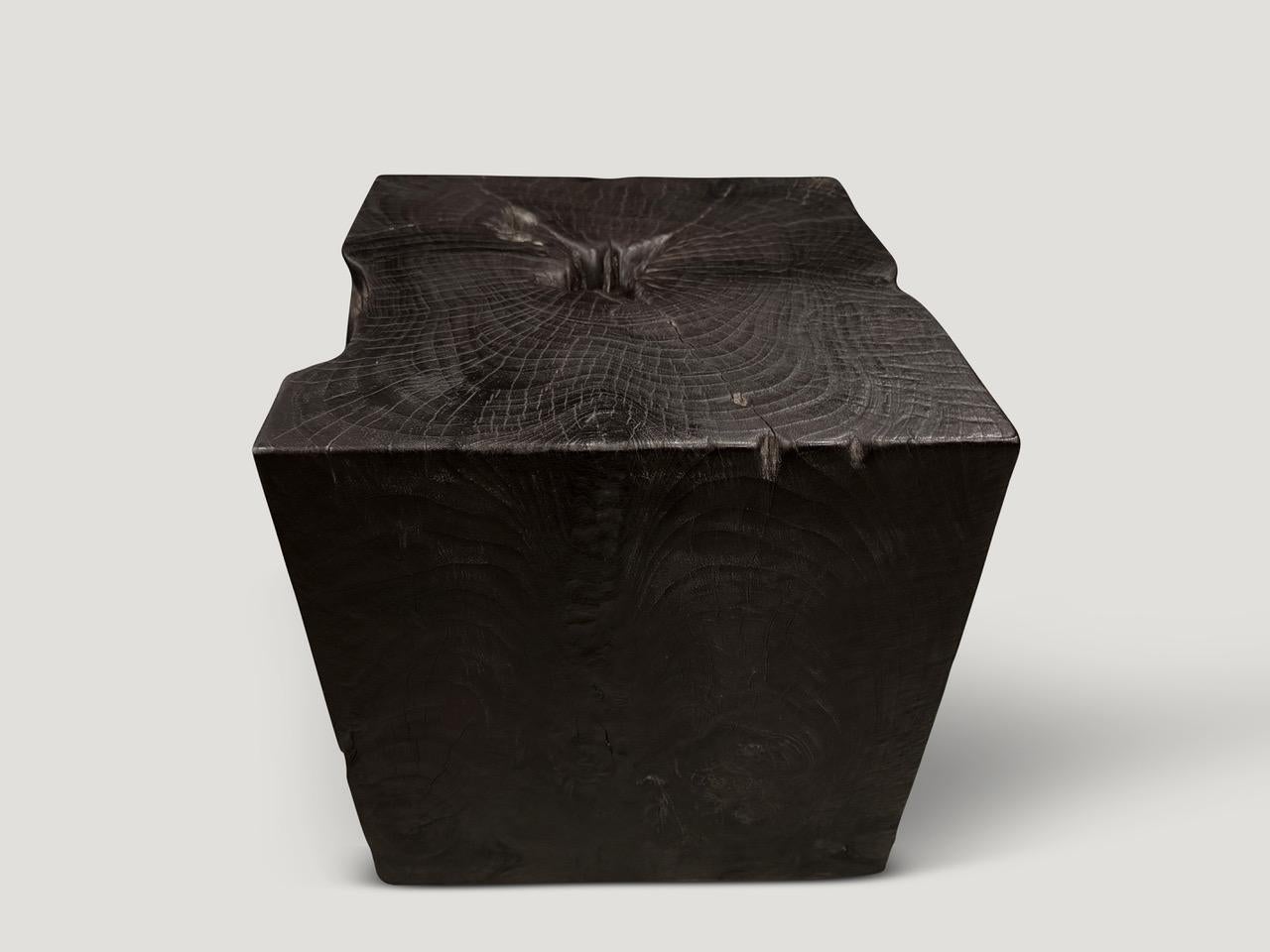 Table d'appoint sculpturale en bois de teck sculptée à la main tout en respectant le bois organique naturel. Chargé, poncé et scellé, il révèle les magnifiques veines du bois. Tout est dans les détails.

La Collection Triple Burnt représente une