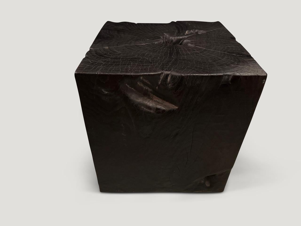 Organique Andrianna Shamaris Table d'appoint sculpturale triple en bois de teck brûlé en vente