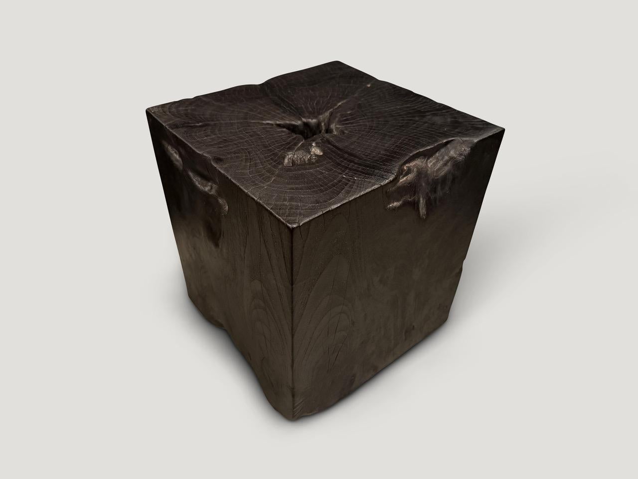 Andrianna Shamaris Table d'appoint sculpturale triple en bois de teck brûlé Excellent état - En vente à New York, NY