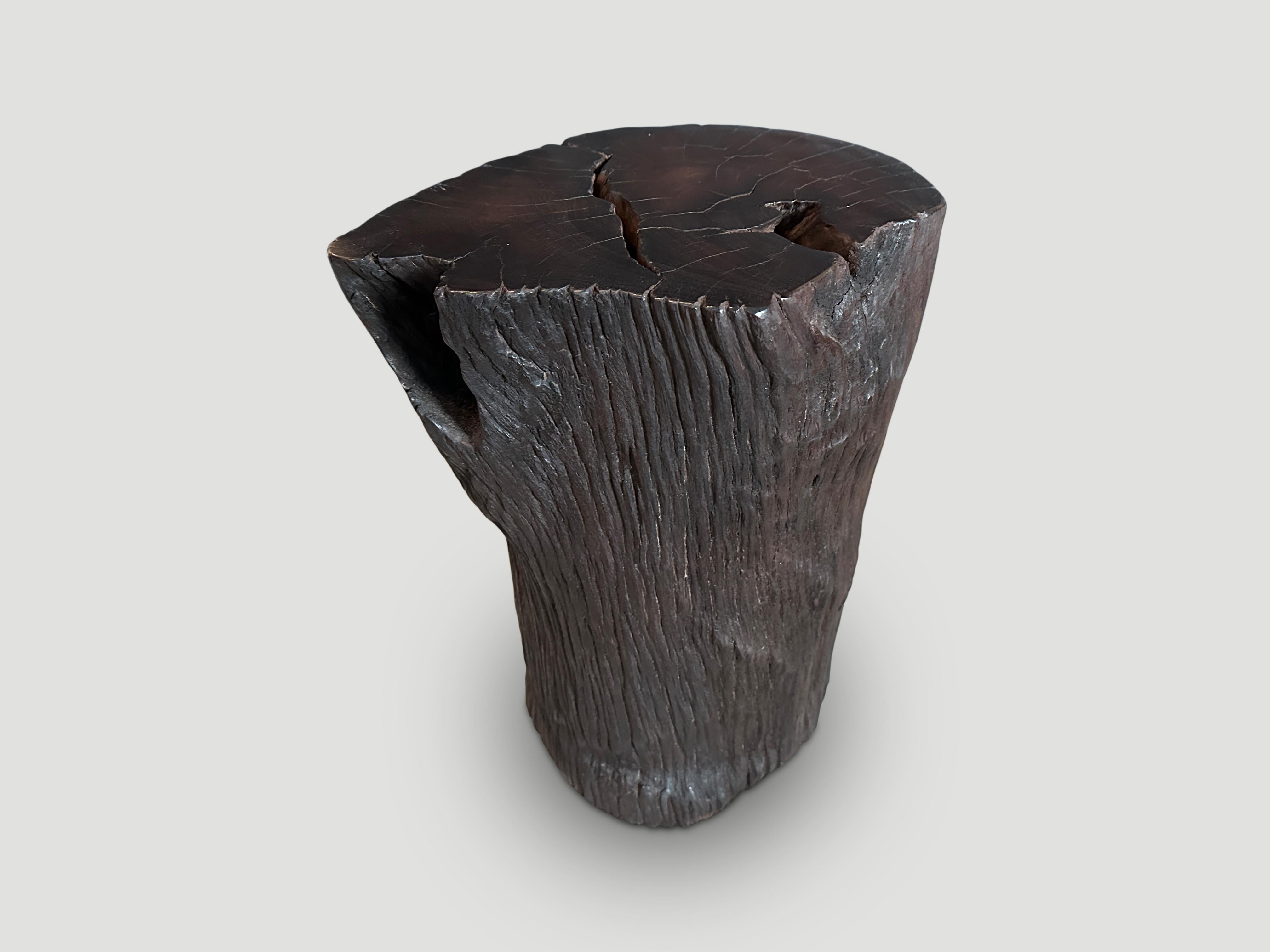 Table d'appoint cylindrique en bois d'ulin récupéré. Également connu sous le nom de bois de fer. Carbonisé, poncé, scellé et sculpté dans une forme minimaliste tout en respectant le bois organique naturel. Nous avons ajouté un vernis révélant le
