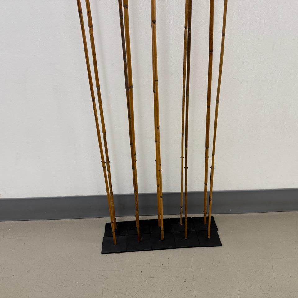 Andrianna Shamaris Satz antiker Speere auf Ständer im Angebot 4