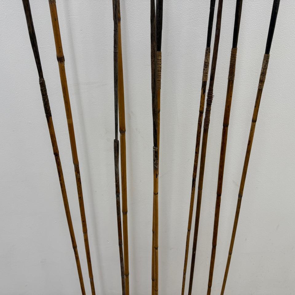 Andrianna Shamaris Satz antiker Speere auf Ständer (Volkskunst) im Angebot