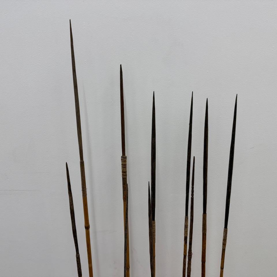 Andrianna Shamaris Satz antiker Speere auf Ständer im Zustand „Gut“ im Angebot in New York, NY