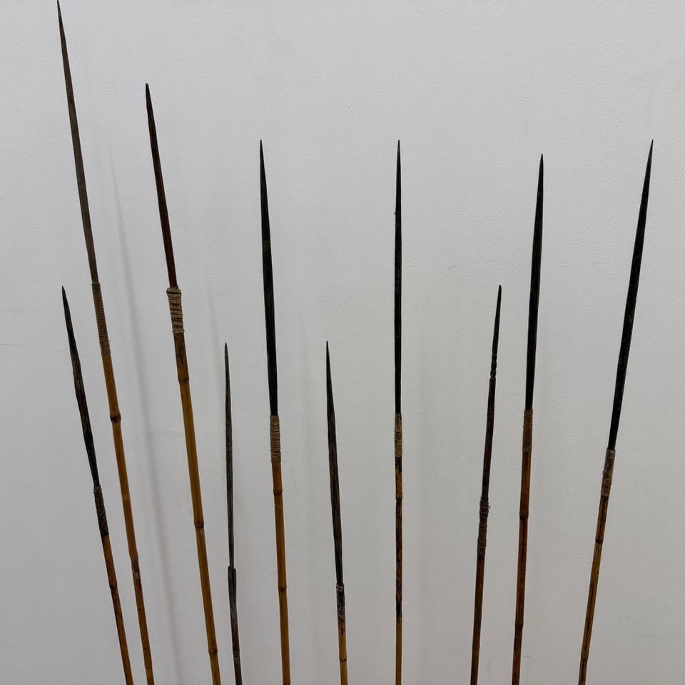 Andrianna Shamaris Satz antiker Speere auf Ständer (20. Jahrhundert) im Angebot