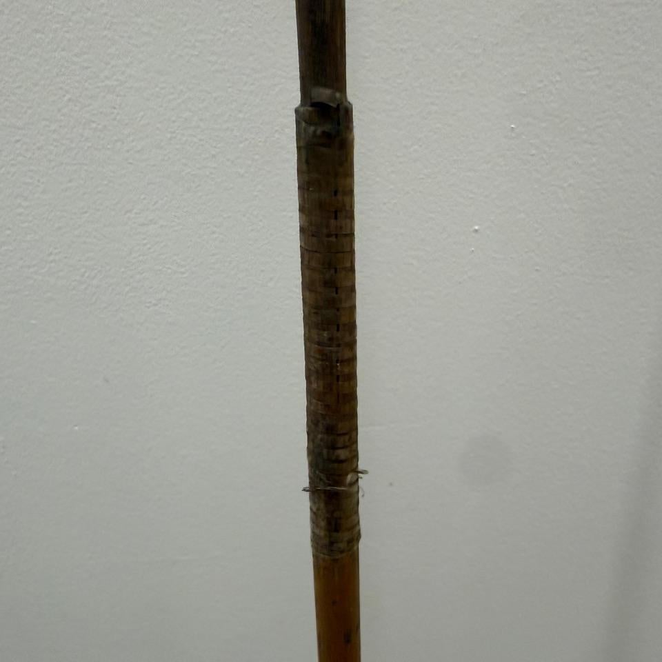 Andrianna Shamaris Satz antiker Speere auf Ständer (Metall) im Angebot