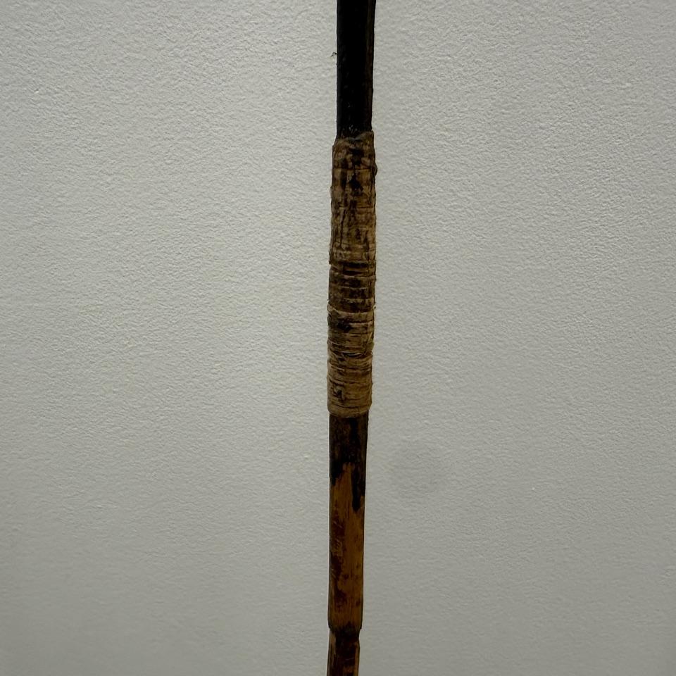 Andrianna Shamaris Satz antiker Speere auf Ständer im Angebot 1