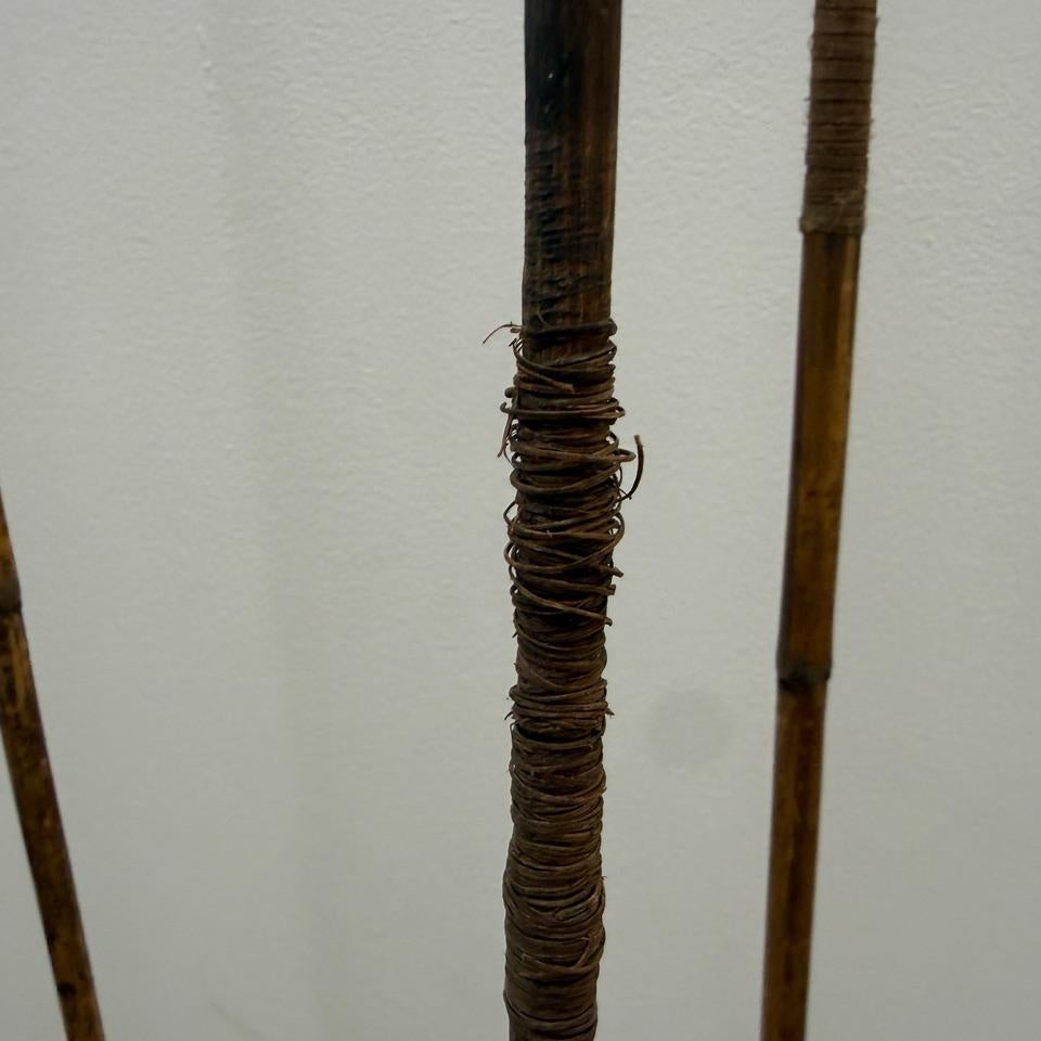 Andrianna Shamaris Satz antiker Speere auf Ständer im Angebot 2