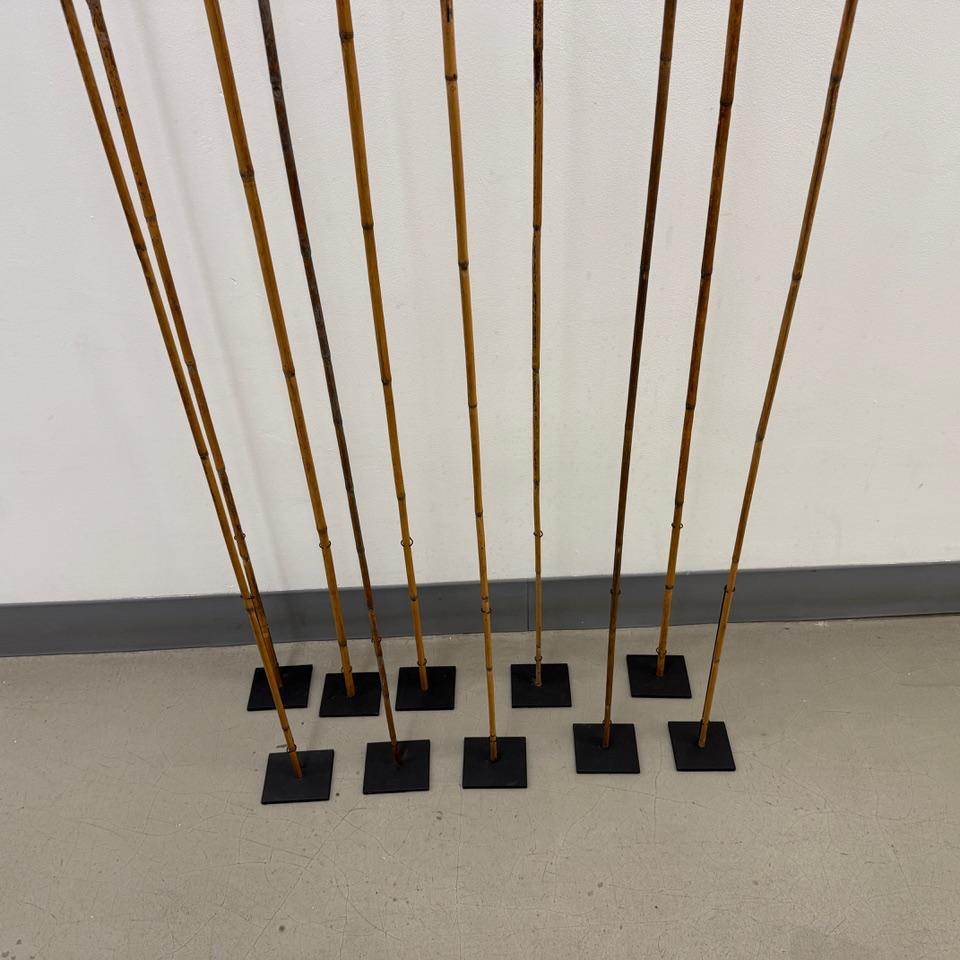 Andrianna Shamaris Satz antiker Speere auf Ständer im Angebot 3