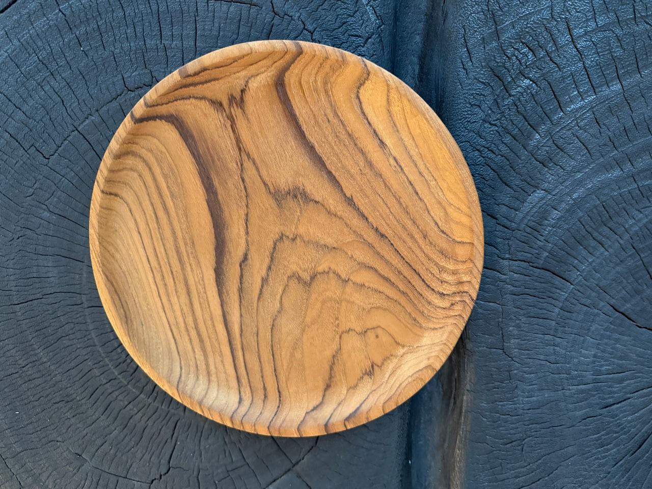 Andrianna Shamaris Set aus fünf minimalistischen Teakholz-Tellern (Organische Moderne) im Angebot