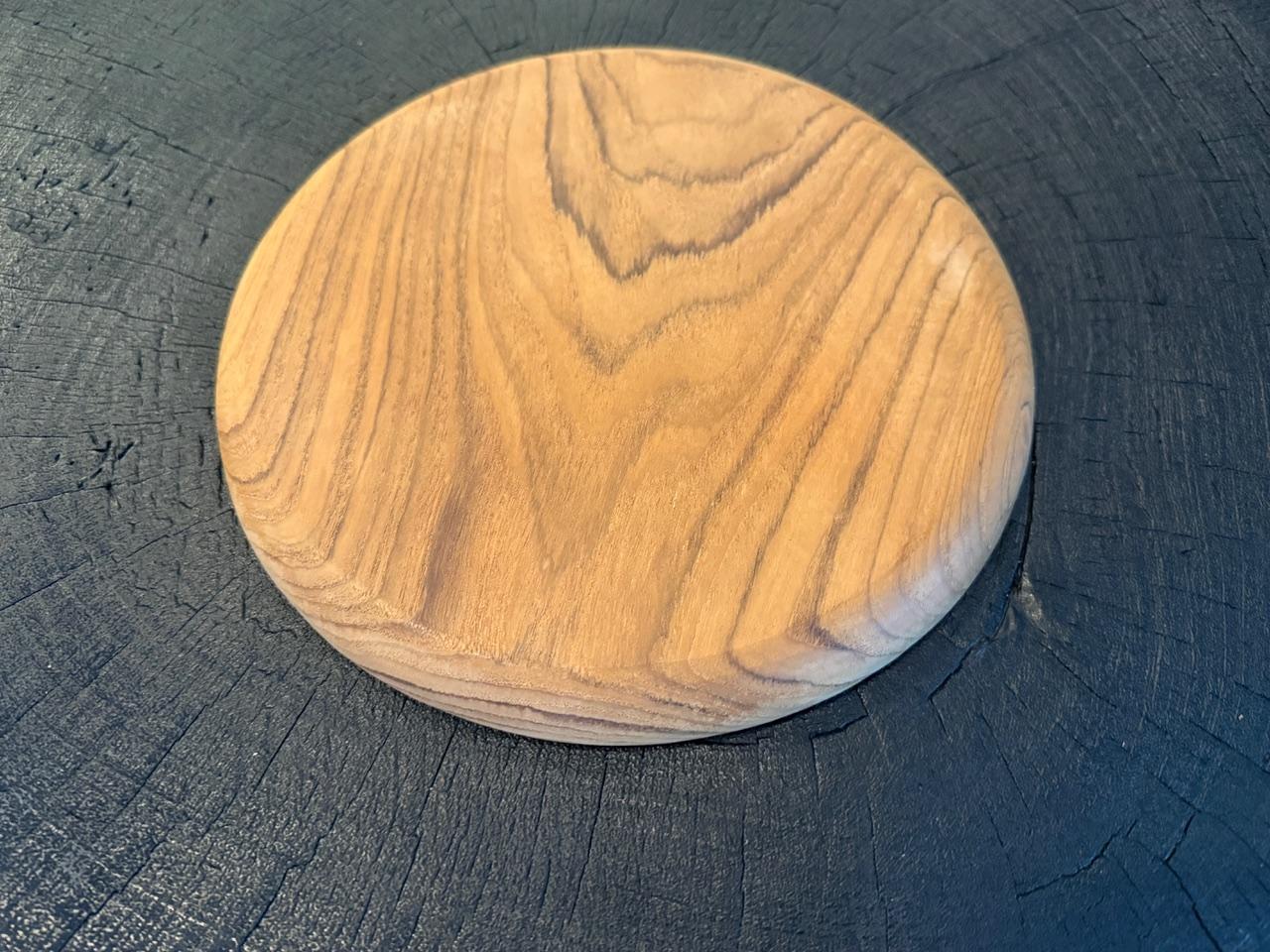 Andrianna Shamaris Set aus fünf minimalistischen Teakholz-Tellern im Zustand „Hervorragend“ im Angebot in New York, NY