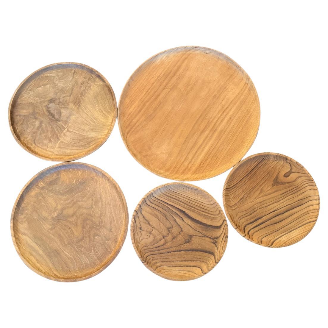 Andrianna Shamaris Set de cinq assiettes en bois de teck minimaliste