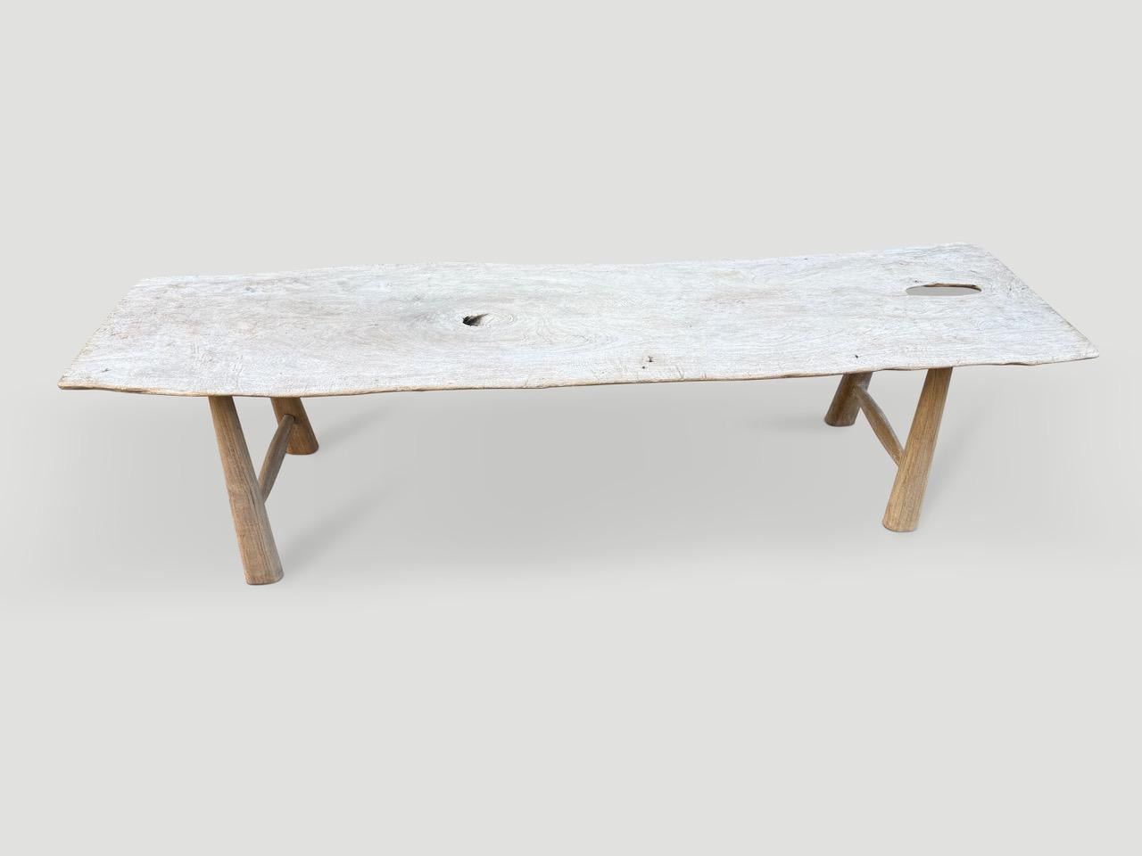 Una bellissima lastra di teak di due pollici di spessore, vecchia di un secolo, è stata trasformata a mano in una panchina unica, rispettando il legno organico naturale. Il piano è sostenuto da gambe minimaliste intagliate a mano. Abbiamo aggiunto