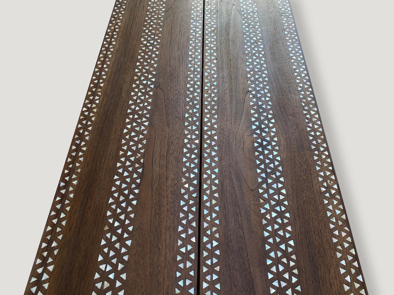 Tavolo consolle in legno di teak intarsiato con conchiglia di Andrianna Shamaris In condizioni ottime in vendita a New York, NY