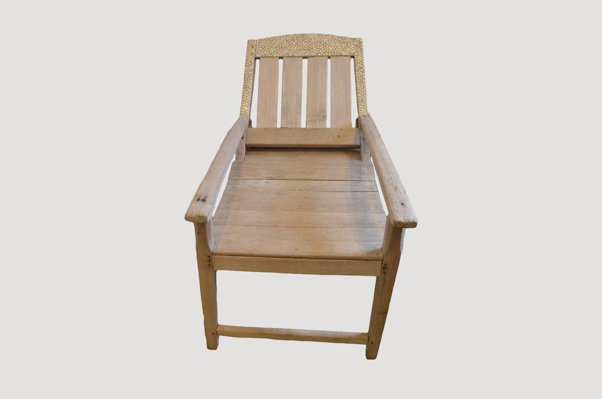 Organico moderno Andrianna Shamaris Sedia coloniale in legno di teak con intarsi a conchiglia in vendita
