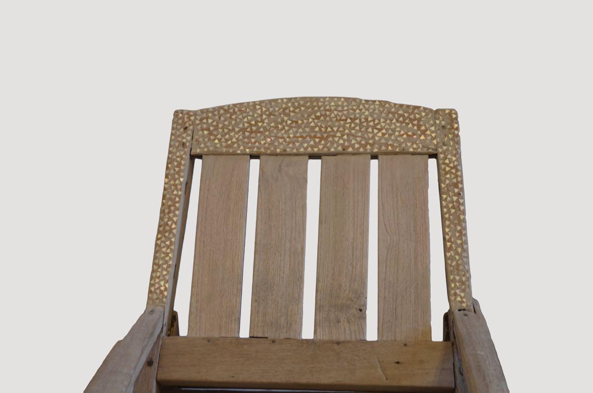 Andrianna Shamaris Sedia coloniale in legno di teak con intarsi a conchiglia In condizioni ottime in vendita a New York, NY