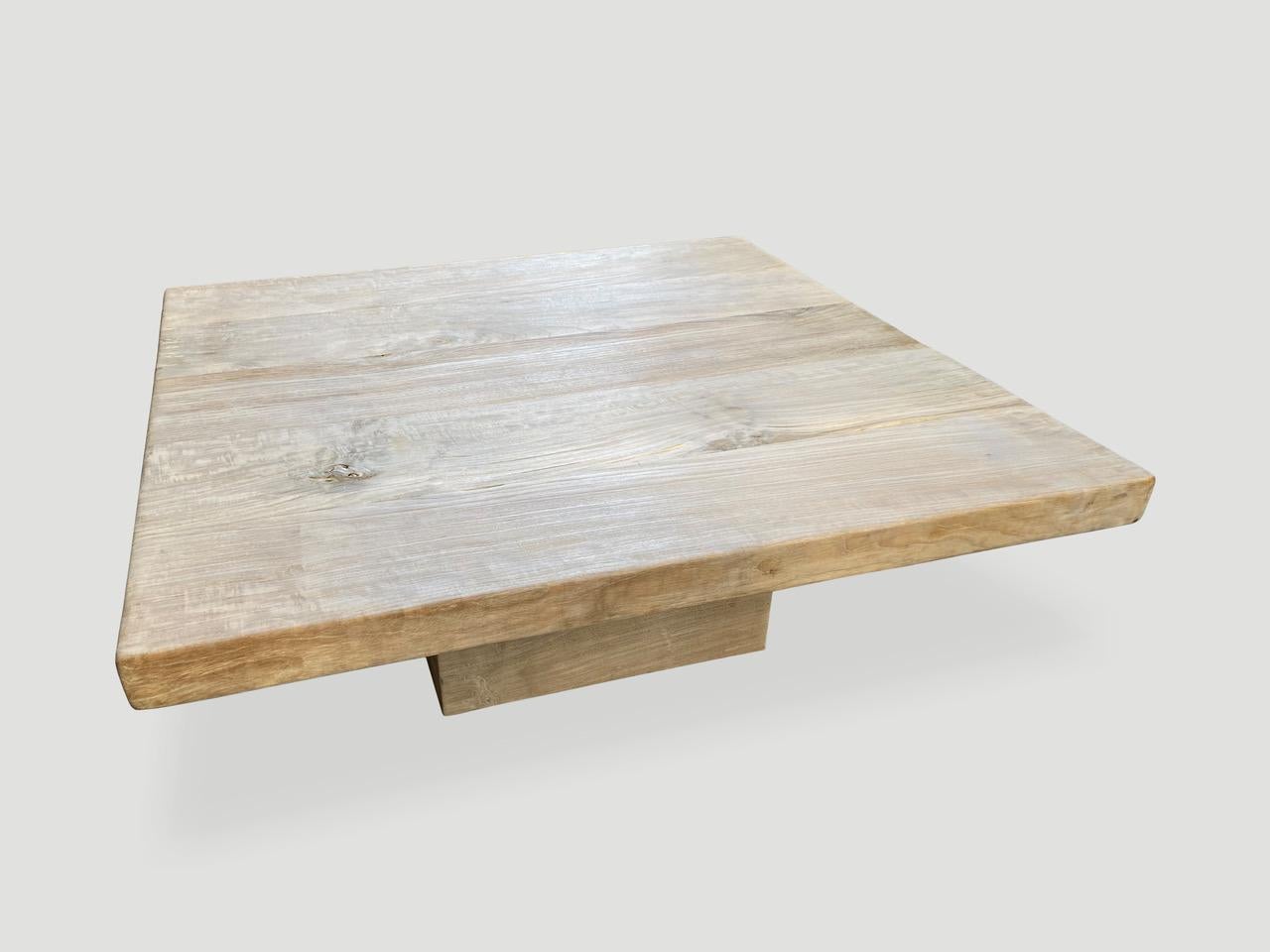 Magnifique table basse en teck recyclé blanchi avec une fine finition en blanc. Nous avons ajouté des incrustations de papillons dans le bois pour joindre les dalles de teck de 2,5 pouces d'épaisseur pour cette impressionnante table basse.

La