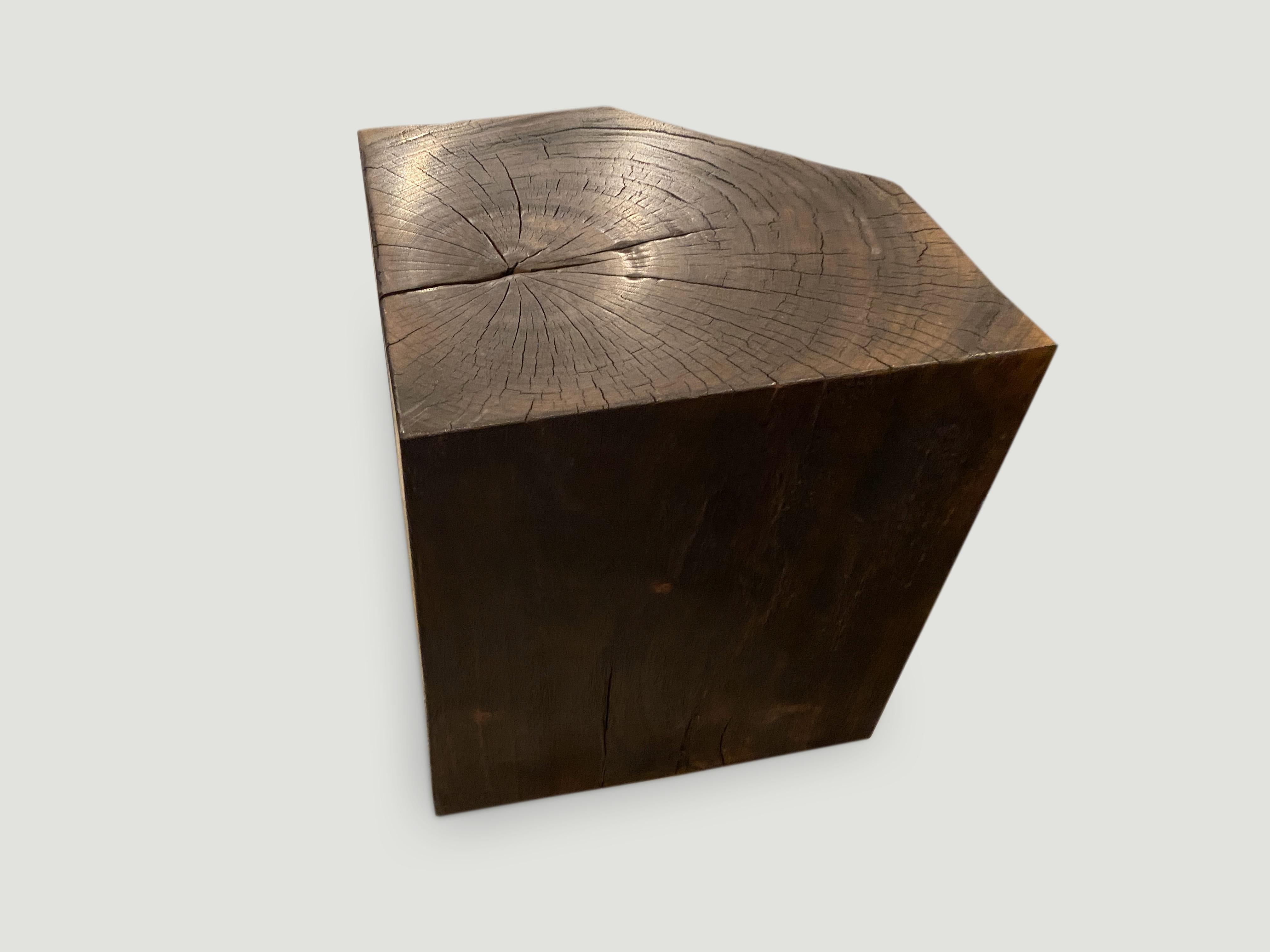 Table d'appoint en bois de suar récupéré et carbonisé, poncé et scellé avec une finition lisse.

La collection Triple Burnt représente une ligne unique de meubles modernes fabriqués en bois organique massif. Brûlé trois fois pour produire une