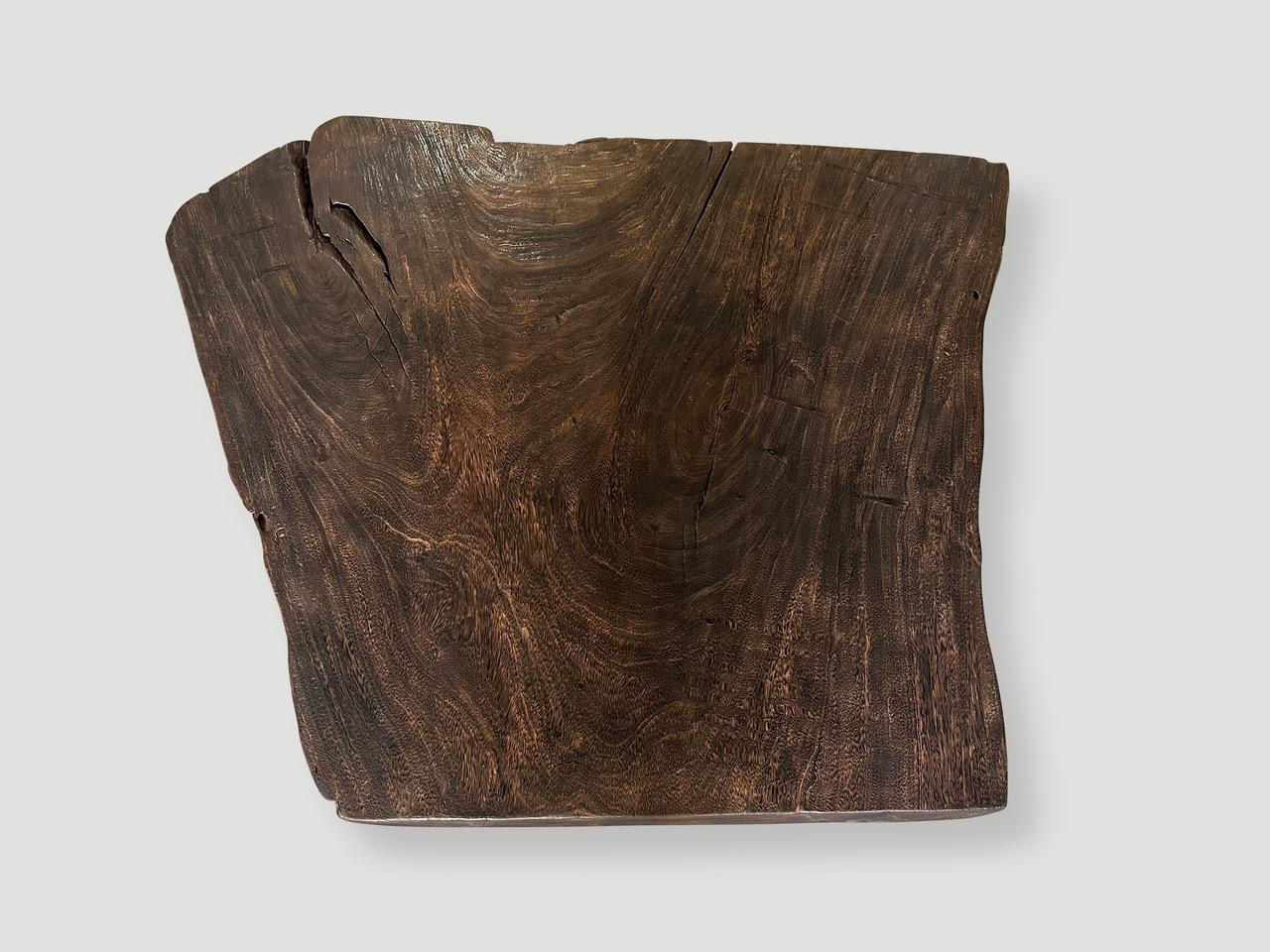 Magnifique table basse à bord vif fabriquée à partir d'une seule plaque de bois de suar de trois pouces d'épaisseur. Le bois a été carbonisé une fois, ce qui a permis de révéler les magnifiques veines du bois. Nous avons ajouté des pieds coniques de
