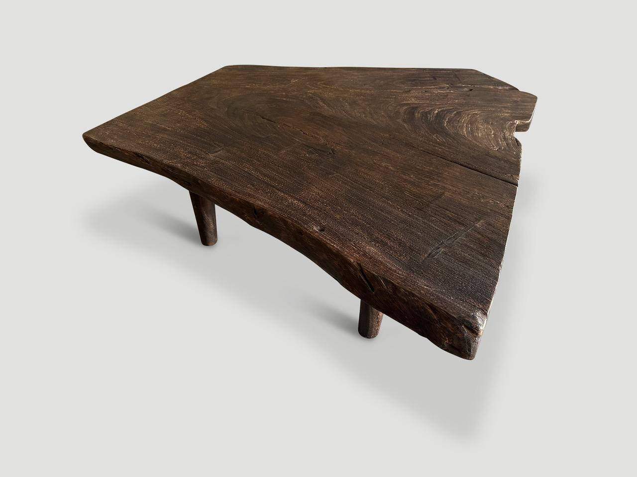 Andrianna Shamaris Table basse simple en bois de suar charbonné  Excellent état - En vente à New York, NY