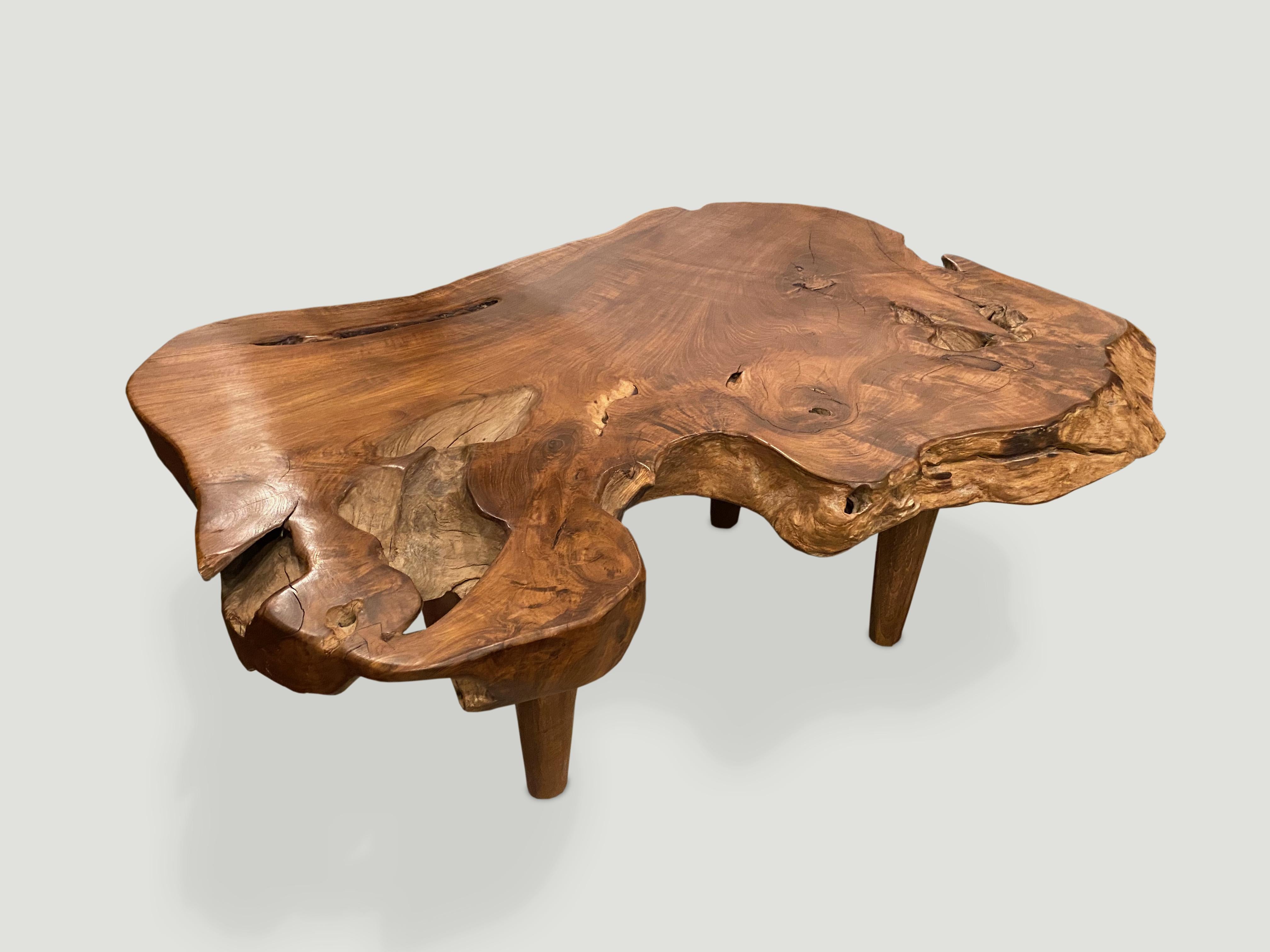 Table basse en teck recyclé de 3 pouces d'épaisseur avec une finition à l'huile naturelle. Flottant sur des pieds de style midcentury.

Andrianna Shamaris. Le leader du design organique moderne.