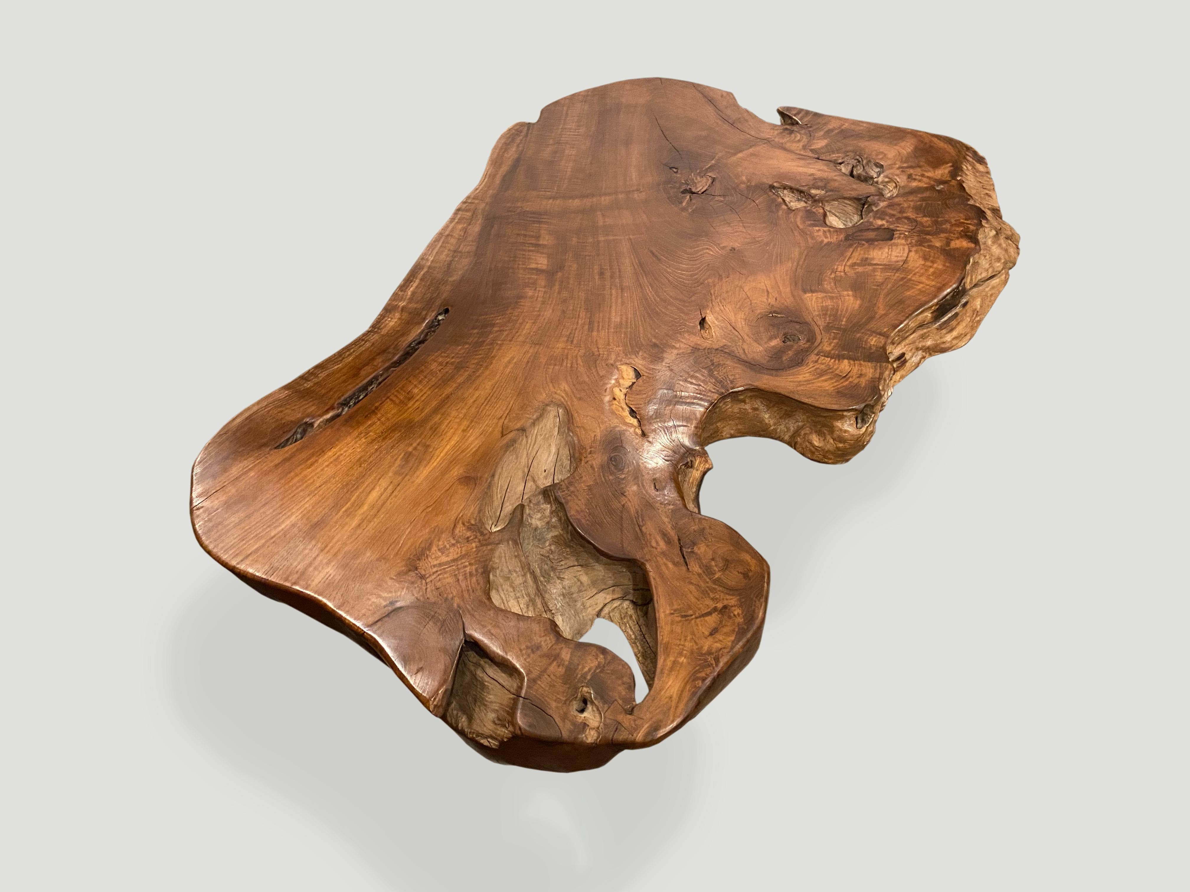 Mid-Century Modern Table basse Andrianna Shamaris en bois de teck à bord vif à simple dalle en vente