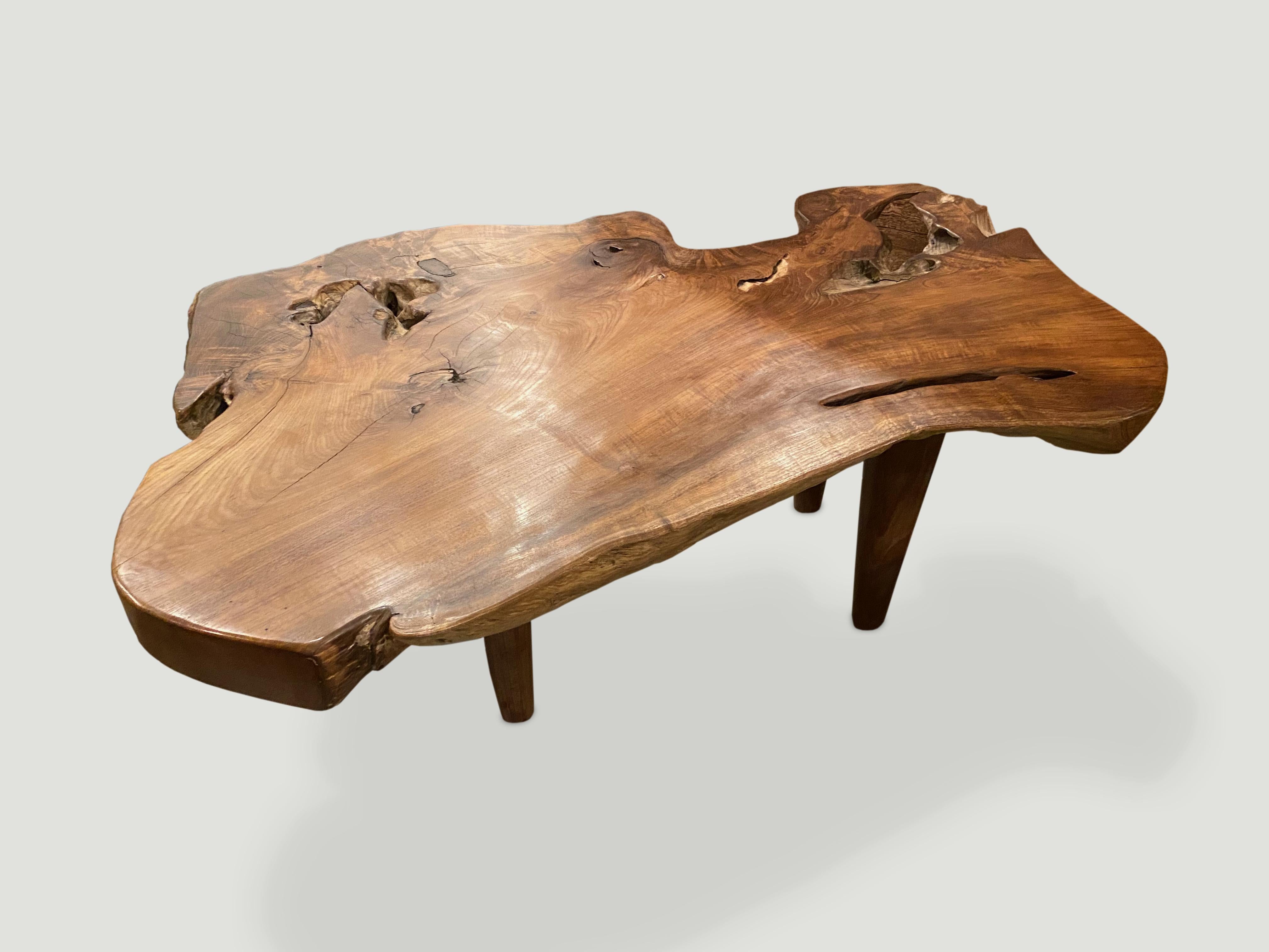 Table basse Andrianna Shamaris en bois de teck à bord vif à simple dalle Excellent état - En vente à New York, NY