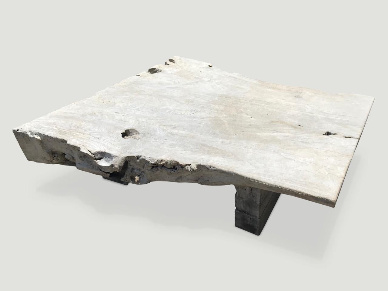 XXIe siècle et contemporain Table basse Andrianna Shamaris à bord vif en bois de teck en vente