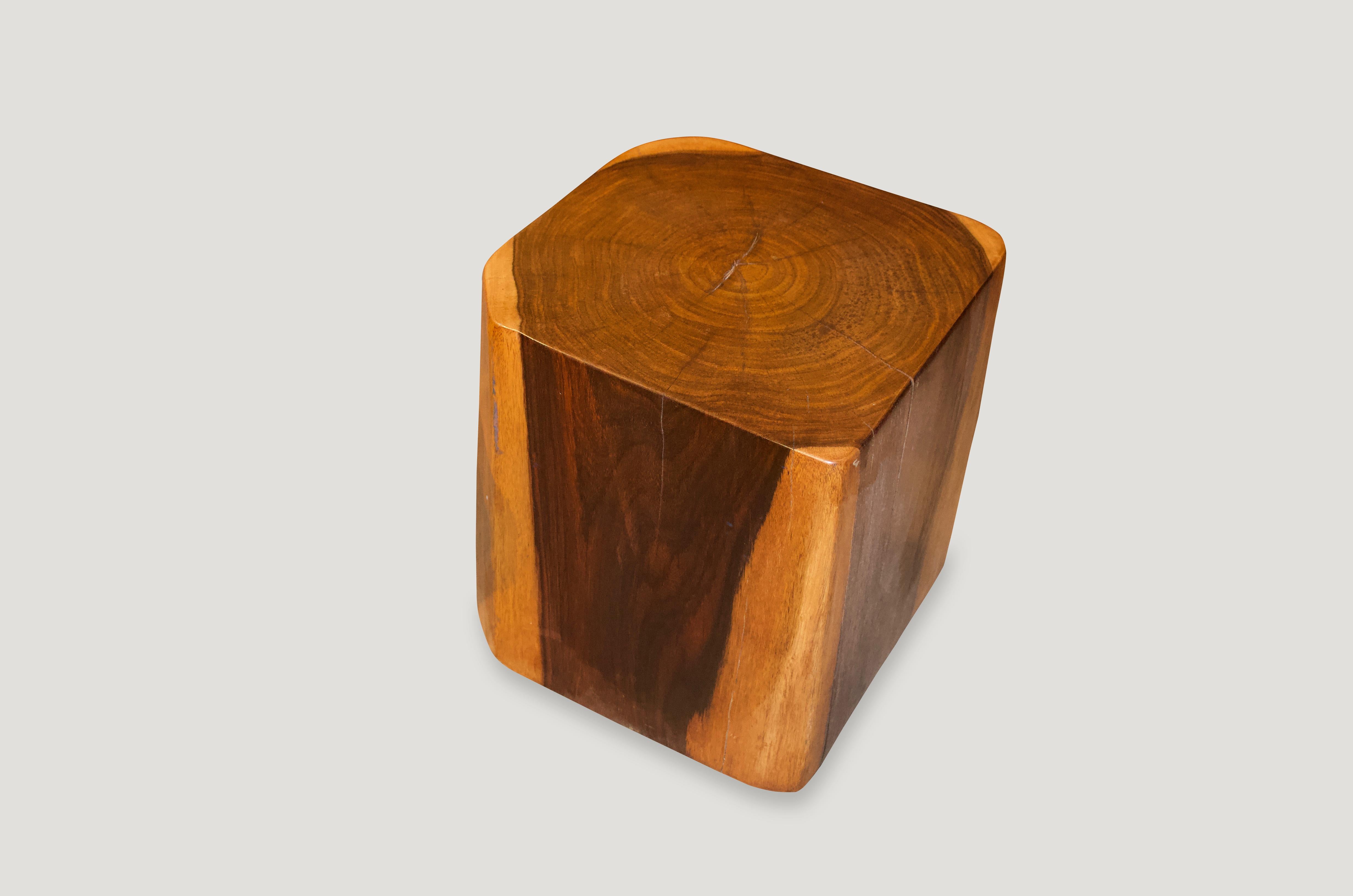 Table d'appoint cubique minimaliste en bois de sono. Nous avons une collection de trois. Le prix en reflète un.

Posséder un original d'Andrianna Shamaris. 

Andrianna Shamaris. Le leader de la conception organique moderne. 