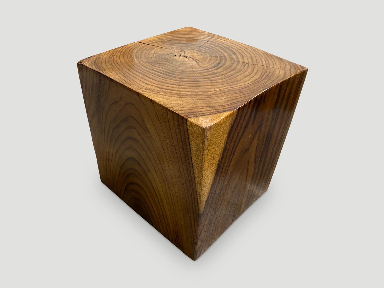 Cube minimaliste en bois de sono. Une finition à l'huile naturelle révèle les magnifiques veines du bois. Nous en avons une collection de trois. Le prix correspond à l'exemplaire présenté. 

Posséder un original d'Andrianna Shamaris.

Andrianna