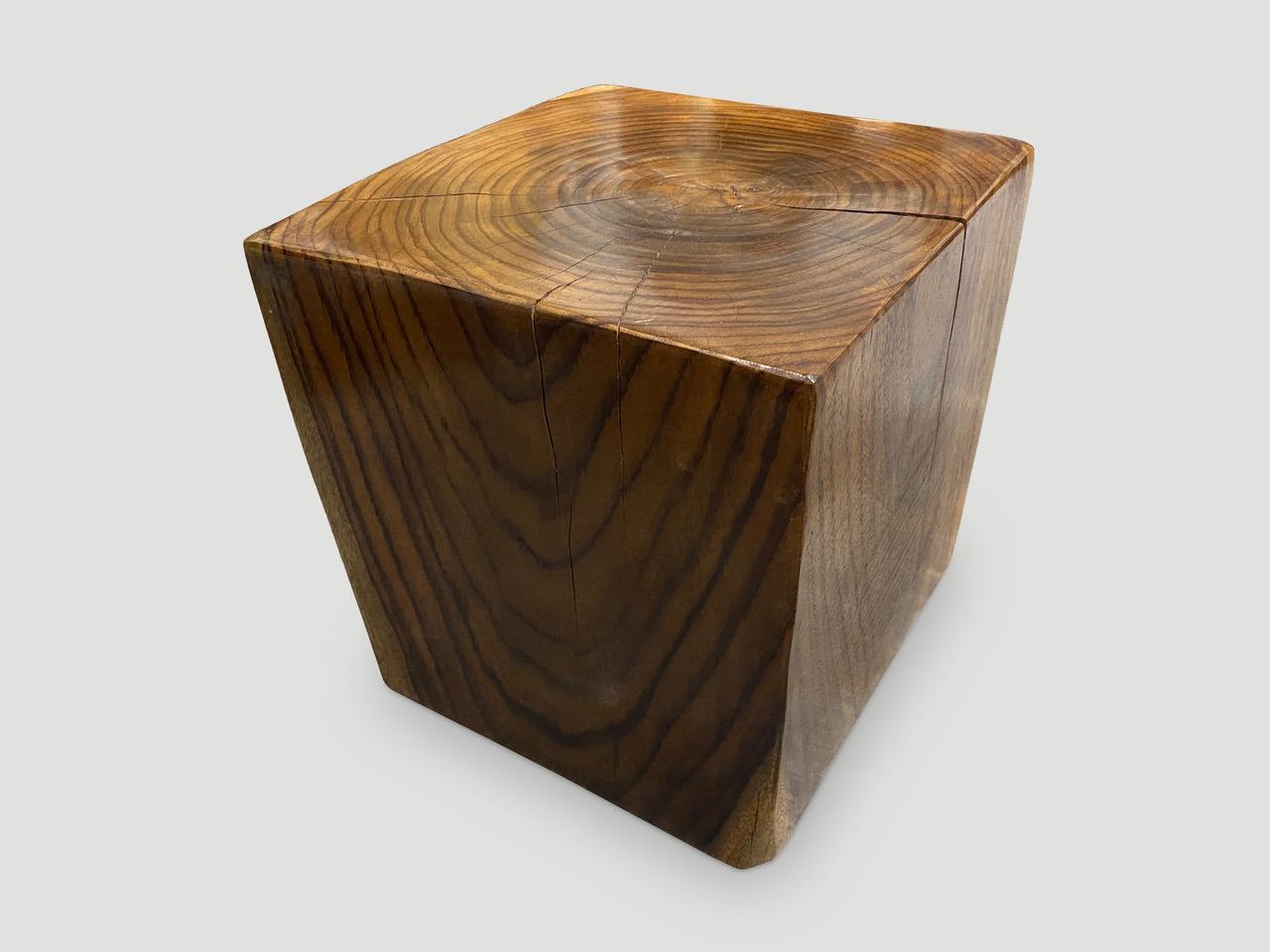 Organique Table d'appoint Sono Wood Cube Andrianna Shamaris en vente