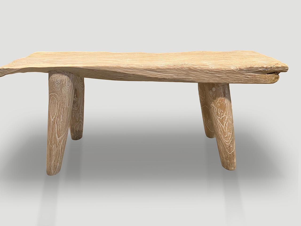 Banc en teck blanchi. Nous avons ajouté un léger blanc lavé à la céruse révélant les magnifiques veines du bois et les pieds en forme de cône. Le bio est le nouveau moderne.

La Collection S. Barts propose une nouvelle ligne de meubles en teck