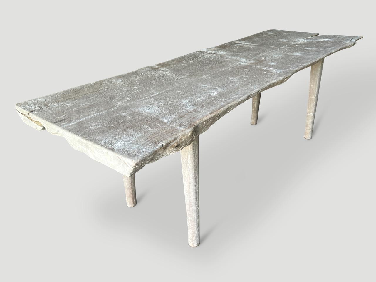 Zwei wiederverwendete dicke Teakholzplatten werden zu diesem einzigartigen Esstisch zusammengefügt. Wir haben das Holz zunächst gebleicht und dann mit einer Drahtbürste eine geheime Zutat hinzugefügt, die die schöne Holzmaserung zum Vorschein