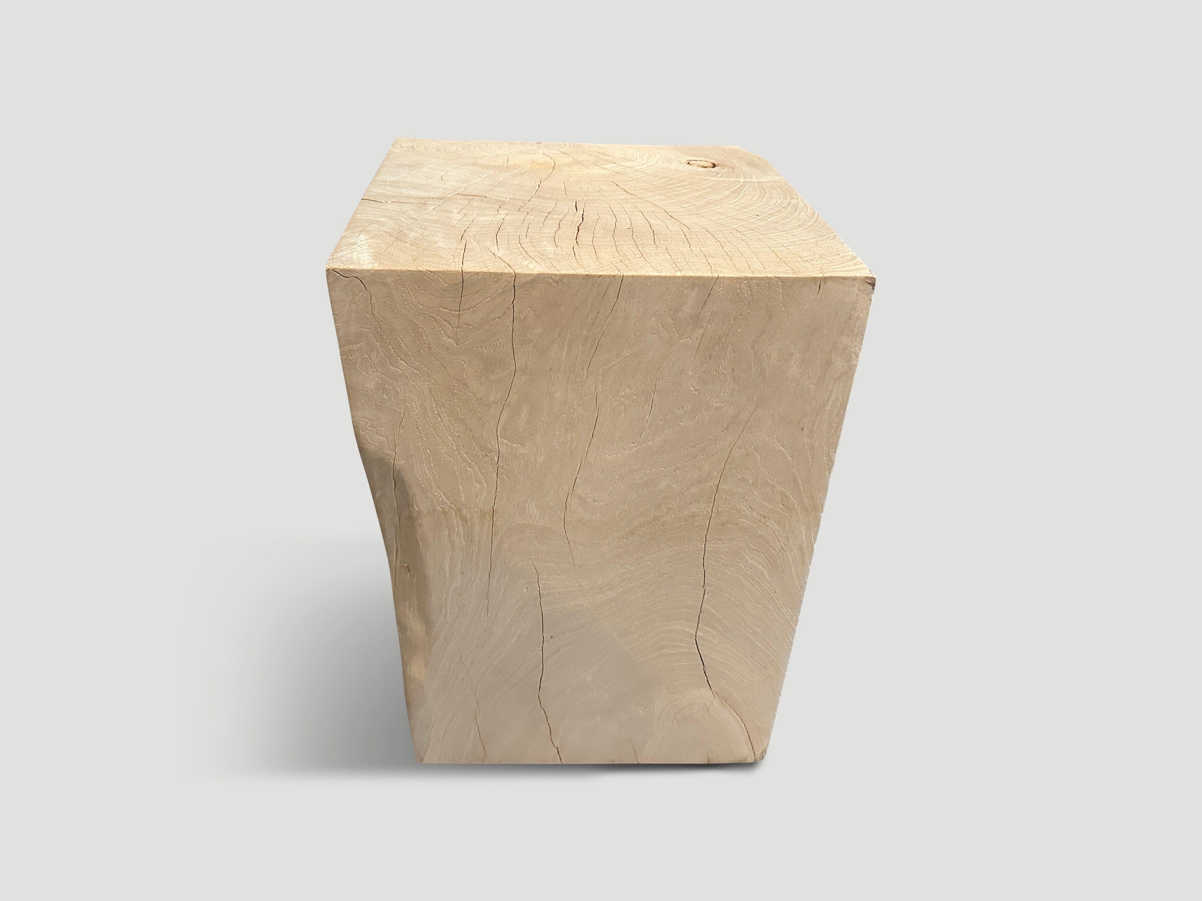 Table d'appoint en teck recyclé, sculptée à la main tout en respectant le bois organique naturel. Blanchi pour obtenir une finition osseuse. 

La Collection S. Barts propose une gamme passionnante de meubles en teck biologique blanchi, blanchi et